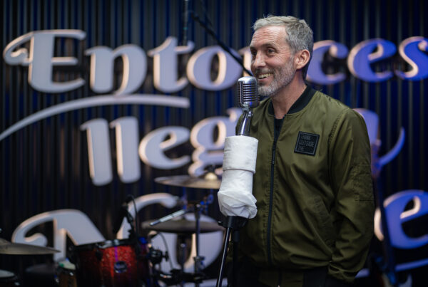 Ema Picone en pleno stand-up durante su entrevista en PANZA.