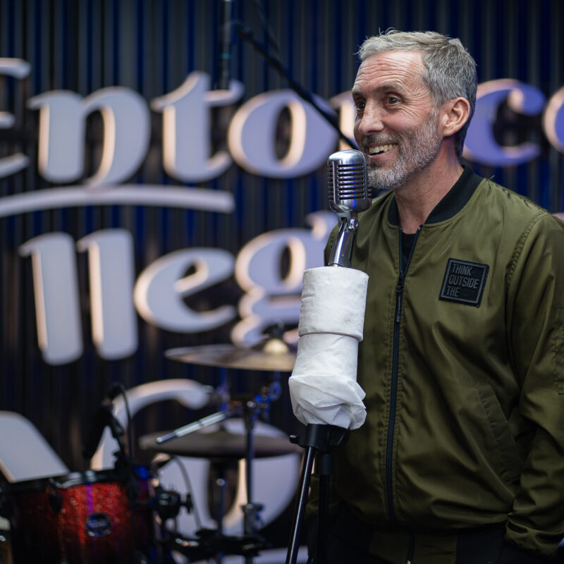 Ema Picone en pleno stand-up durante su entrevista en PANZA.