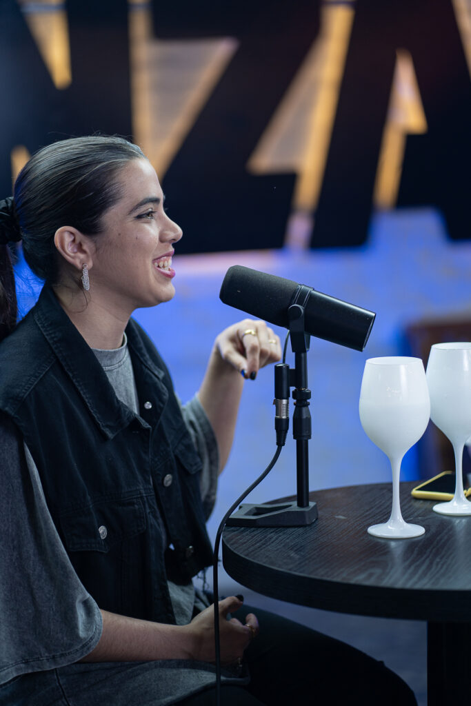 Nair García compartiendo su visión artística en PANZA Nair García hablando apasionadamente durante su entrevista en PANZA.