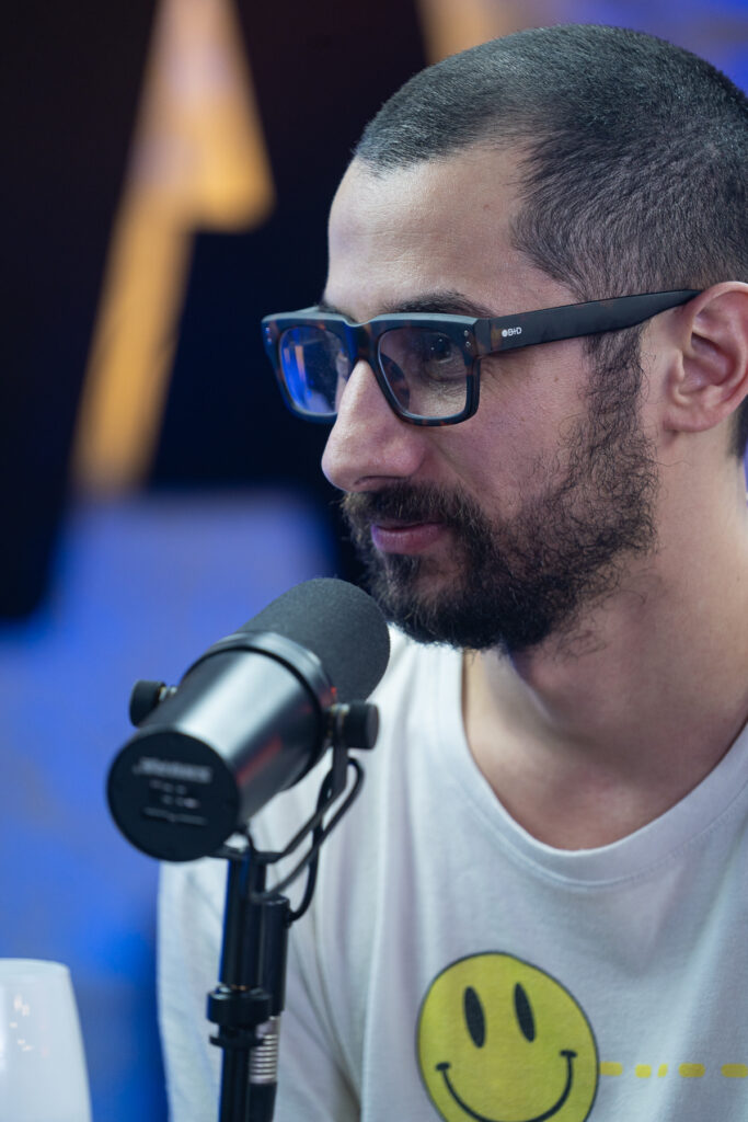 Nico de Plátanos y Nair García compartiendo una conversación en PANZA Nico de Plátanos conversando con Nair García durante una entrevista en PANZA.