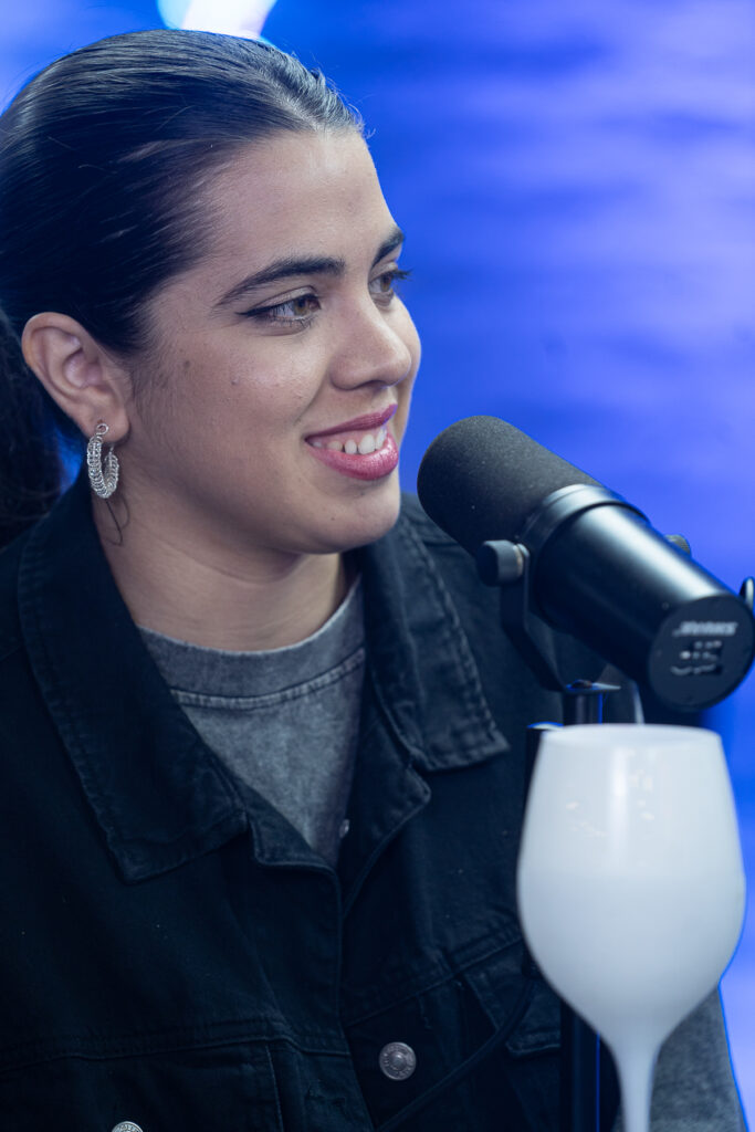 Nair García compartiendo su energía única en PANZA Nair García, cantante, hablando con entusiasmo durante su entrevista en PANZA.