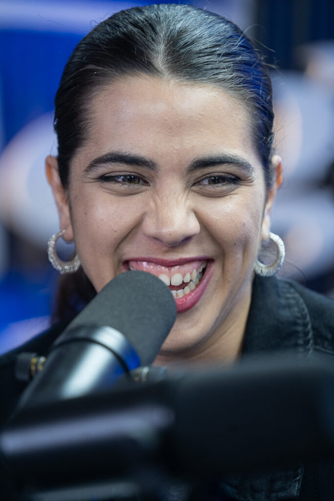 Nair García disfrutando y divirtiéndose en su entrevista en PANZA Nair García riendo y disfrutando de la entrevista en PANZA.