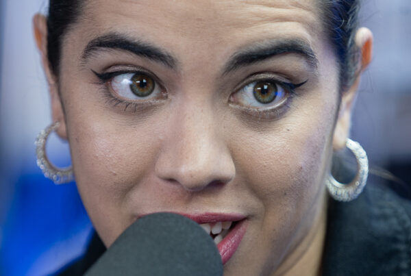 Nair García hablando de su música y carrera en una entrevista para PANZA.