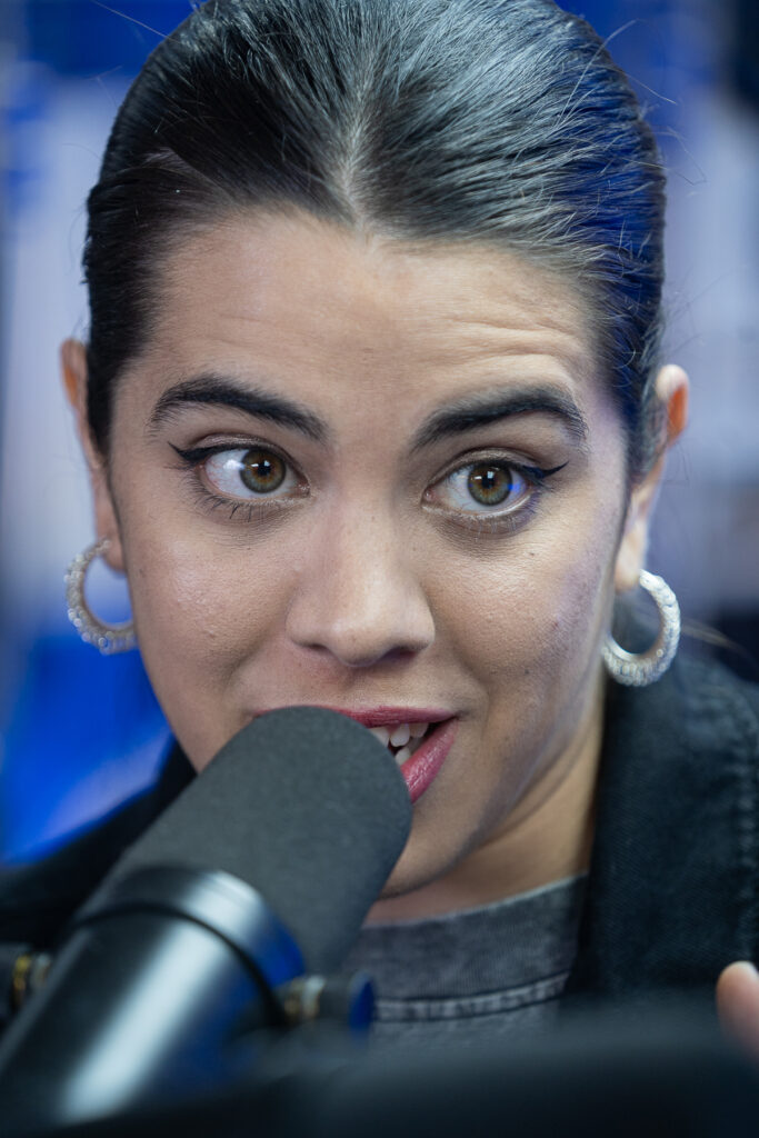 Nair García hablando de su música y carrera en una entrevista para PANZA.