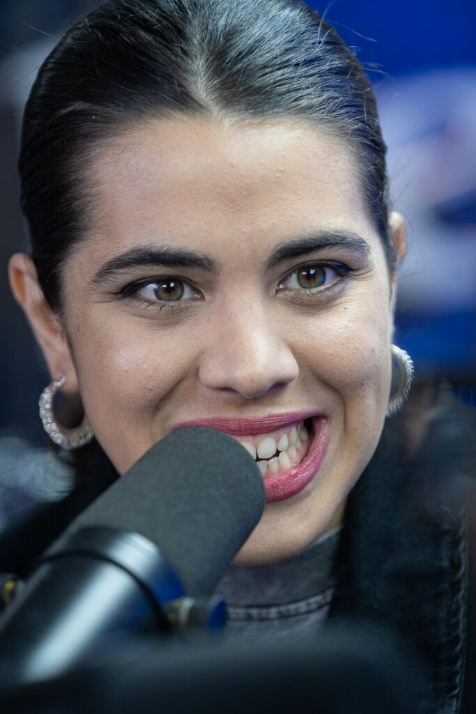 Nair García desbordando energía en su entrevista para PANZA Nair García hablando con energía y pasión durante su entrevista en PANZA.