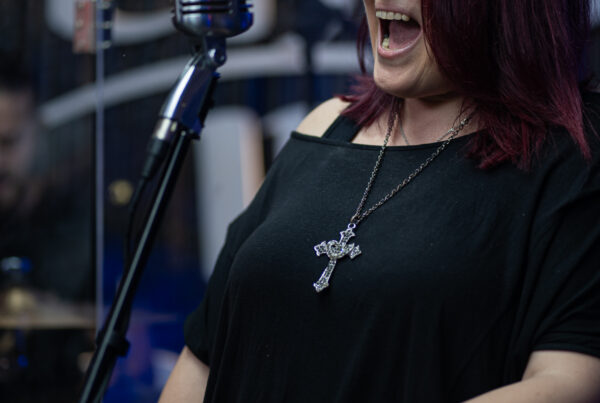 Gabriela Sepúlveda, vocalista de Boanerges, cantando en PANZA en Vivo.