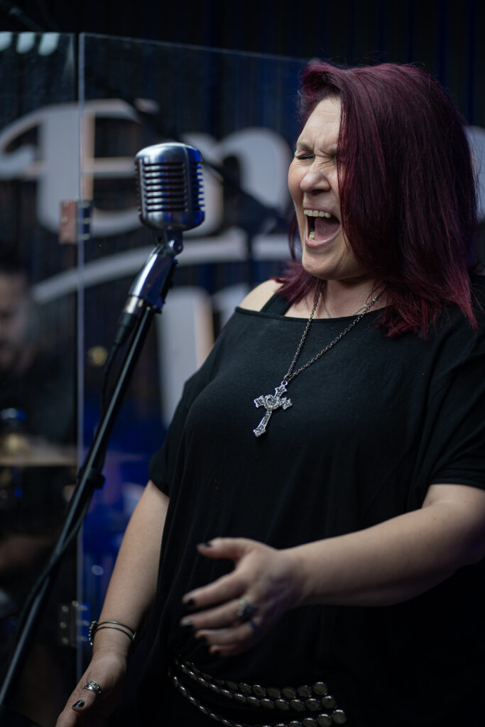 Gabriela Sepúlveda, vocalista de Boanerges, cantando en PANZA en Vivo.