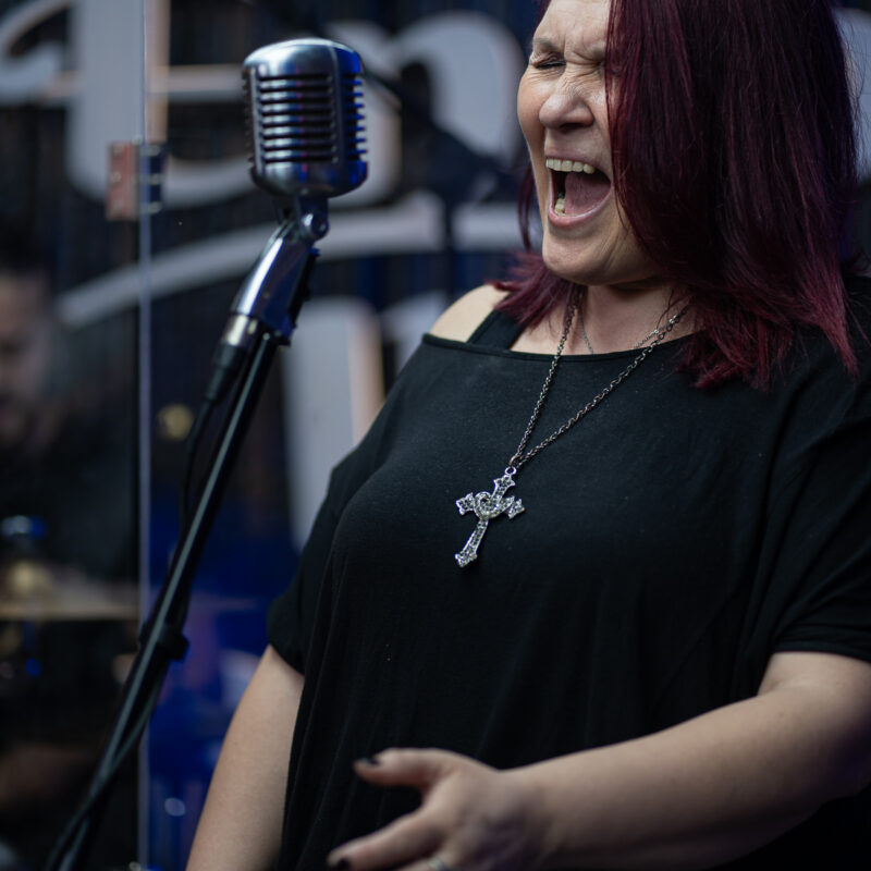 Gabriela Sepúlveda, vocalista de Boanerges, cantando en PANZA en Vivo.