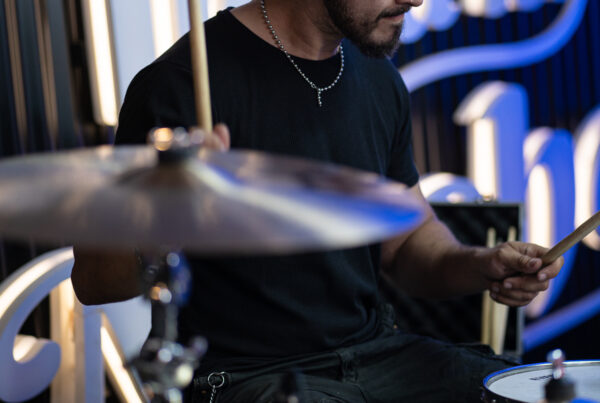 Esteban Castellano, baterista de Boanerges, tocando con energía en PANZA en Vivo.