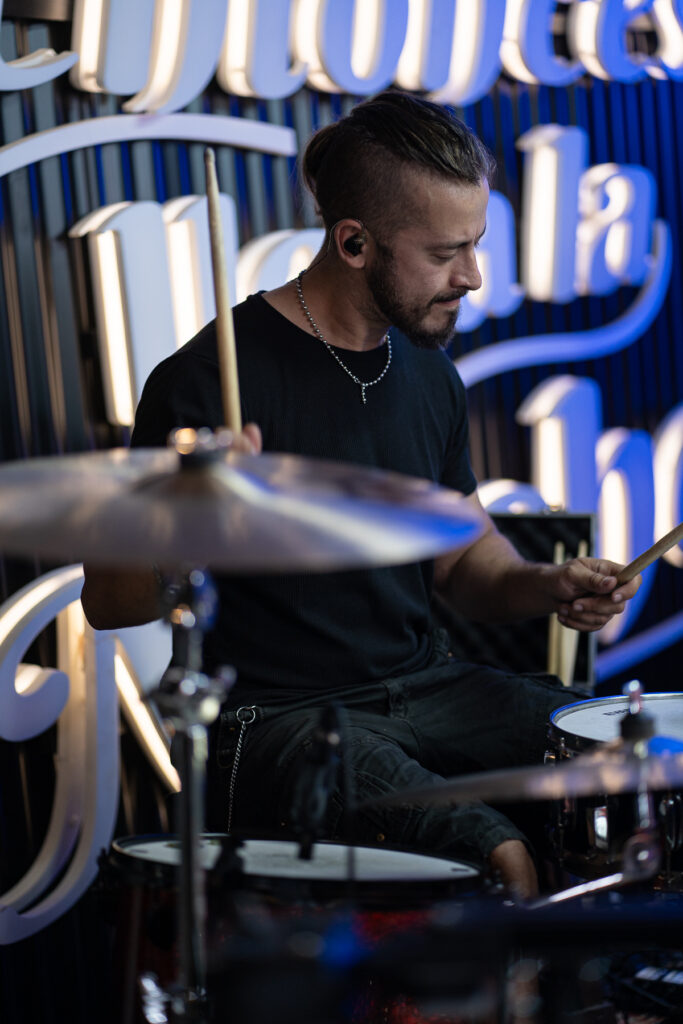 Esteban Castellano, baterista de Boanerges, tocando con energía en PANZA en Vivo.