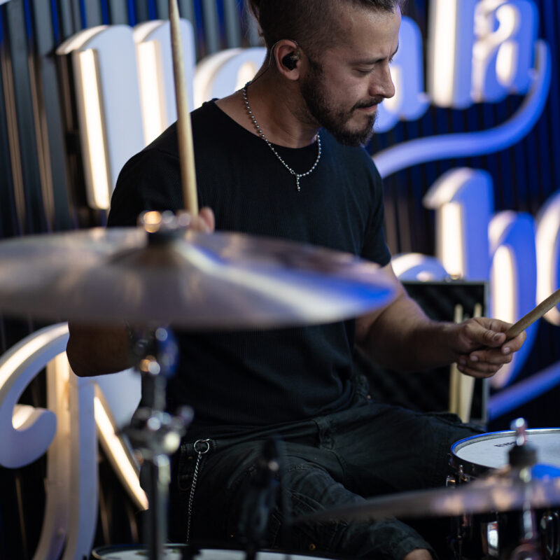 Esteban Castellano, baterista de Boanerges, tocando con energía en PANZA en Vivo.