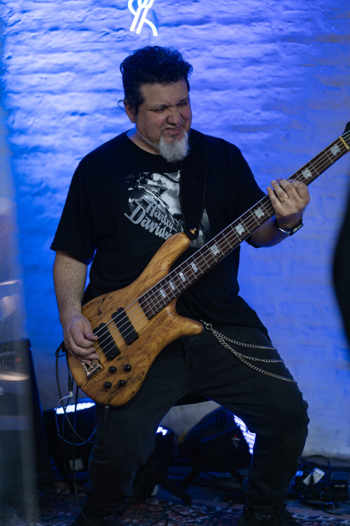 Marcelo Rodríguez, bajista de Boanerges, tocando a full en PANZA en Vivo.