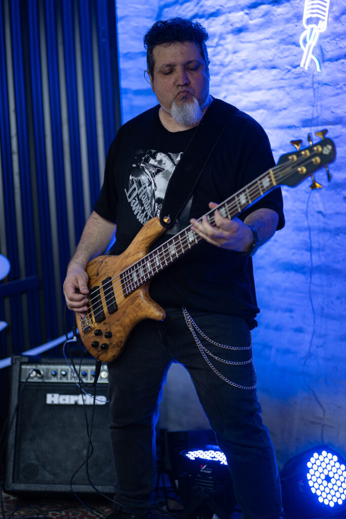 Marcelo Rodríguez, bajista de Boanerges, tocando con pasión en PANZA en Vivo.