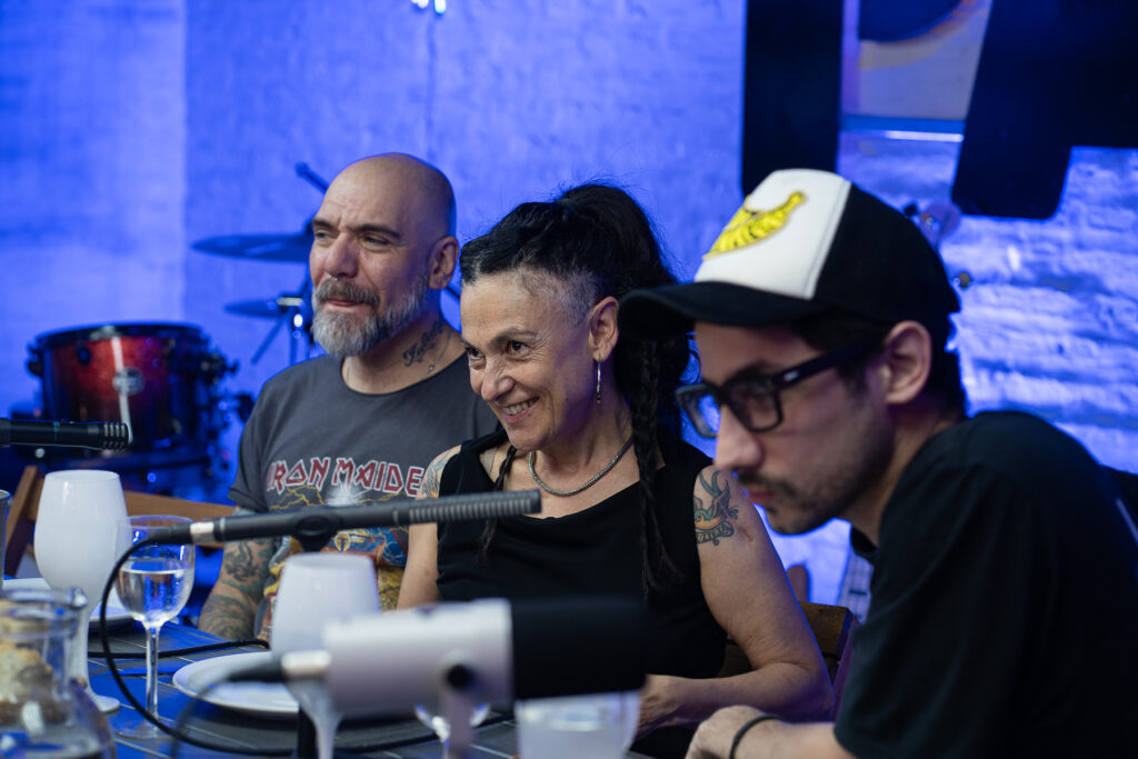 Charla entre amigos en PANZA Corvex, Nancintioni y Nico de Plátanos conversando en la mesa de PANZA.